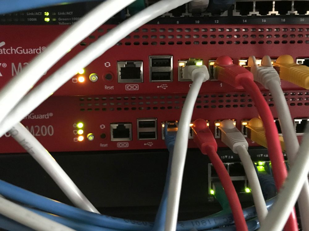 Firewall mit angeschlossenen Netzwerkkabeln