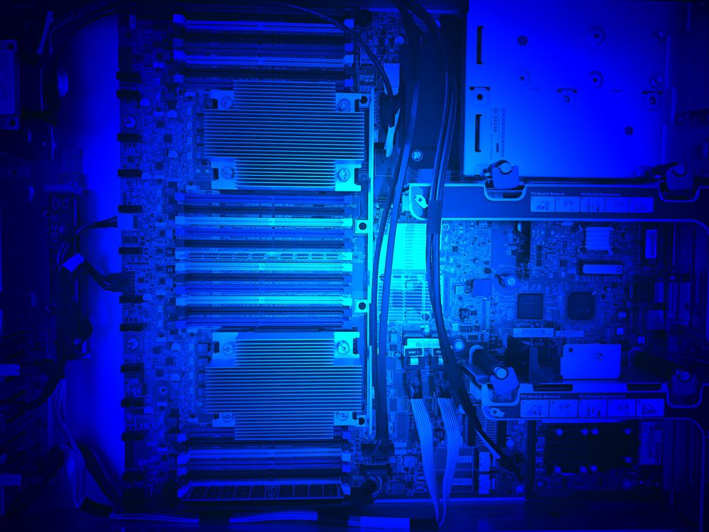 Serverhardware in blauem Licht